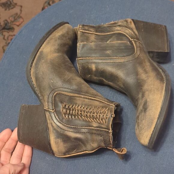 Very Volatile Women's Script Ankle Bootie - Picture 6 of 9